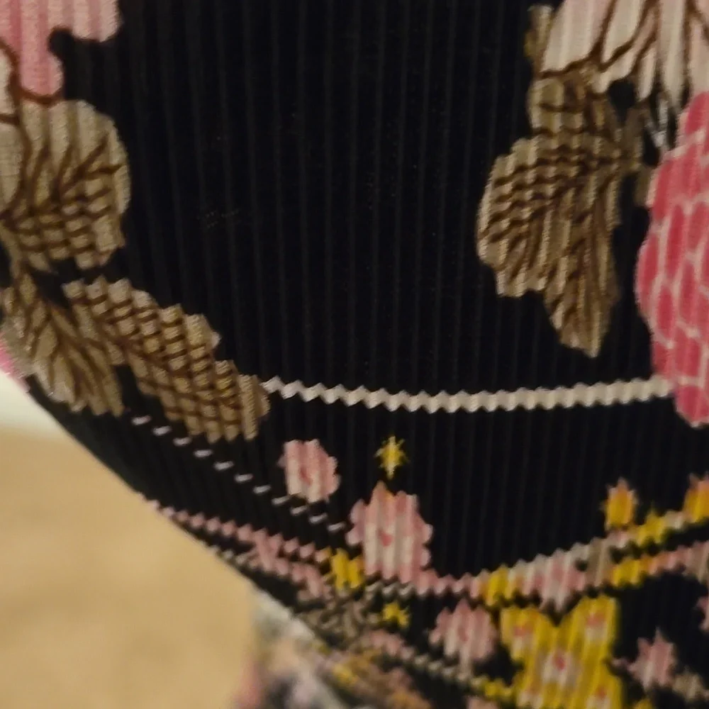 Beautiful sleeveless Shell - Picture 3 of 7